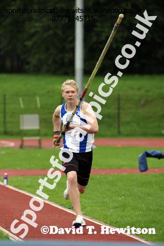 Mens pole vault Northern Inter-Counties under-17s and 15s at Witton Park, Blackburn. Photo: David T. Hewitson/Sports for All Pics